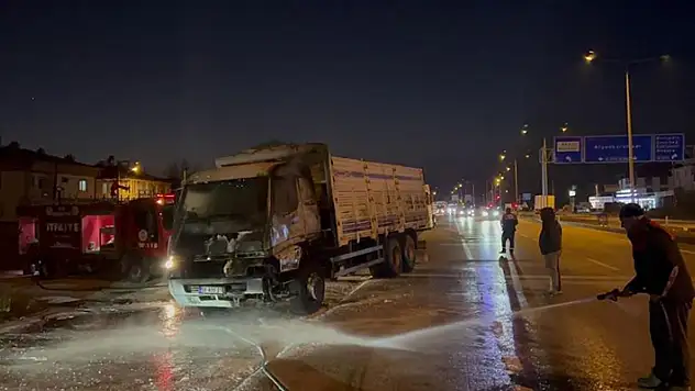 Afyonkarahisar-Konya kara yolunda seyir halindeki kamyon alevlere teslim oldu
