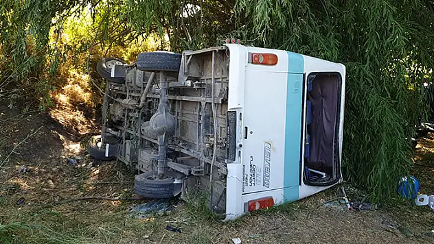 Afyonkarahisar- Konya kara yolunda tarım işçilerinin taşındığı minibüs devrildi: 7 ölü, 14 yaralı


