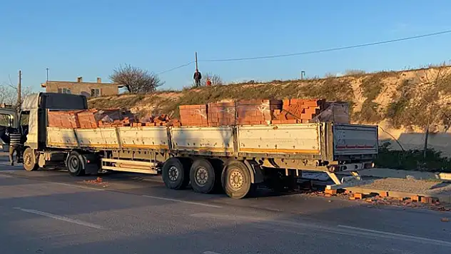 Afyonkarahisar-Konya kara yolunda tırla motosiklet çarpıştı, binlerce tuğla yola savruldu