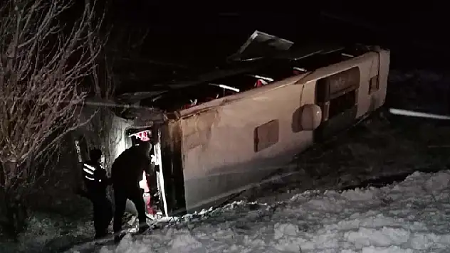 Afyonkarahisar- Konya kara yolunda yolcu otobüsünün devrilmesi sonucu 21 kişi yaralandı

