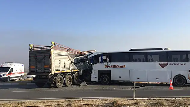 Afyonkarahisar-Konya kara yolunda yolcu otobüsüyle TIR çarpıştı: 2 ölü, 20 yaralı