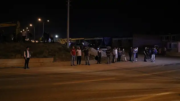 Afyonkarahisar-Konya kara yolundaki kazadan sonra  polisin olay yerinde seyirci vatandaşla zorlu imtihanı