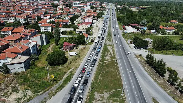 Afyonkarahisar- Konya karayolunda bayram trafiği yoğunluğu
