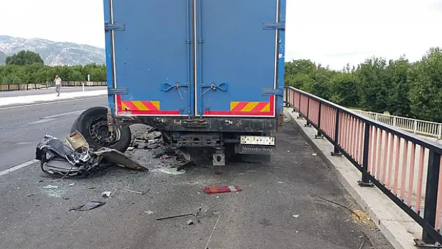 Afyonkarahisar-Konya karayolunda otomobil arızalanan kamyona çarptı: 1 ölü, 3 yaralı