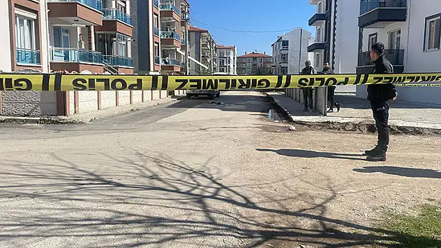 Afyonkarahisar'da bir şahıs boşanma aşamasındaki karısını sokak ortasında öldürdü