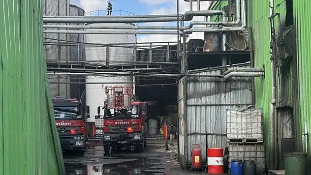 Afyonkarahisar'da bir yağ fabrikasında çıkan yangına müdahale ediliyor