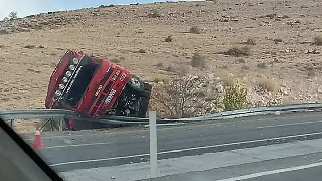 Afyonkarahisar'da büyükbaş hayvan yüklü kamyon, patates yüklü kamyonla çarpıştı: 1 ölü
