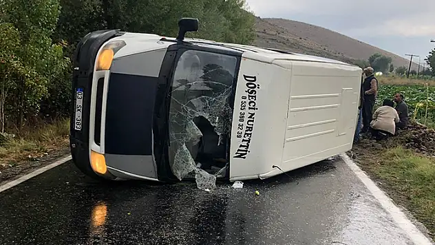 Afyonkarahisar'da devrilen minibüste 10 kişi yaralandı

