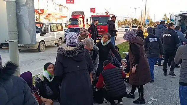 Afyonkarahisar'da işçi servisi tırla çarpıştı: 14 yaralı
