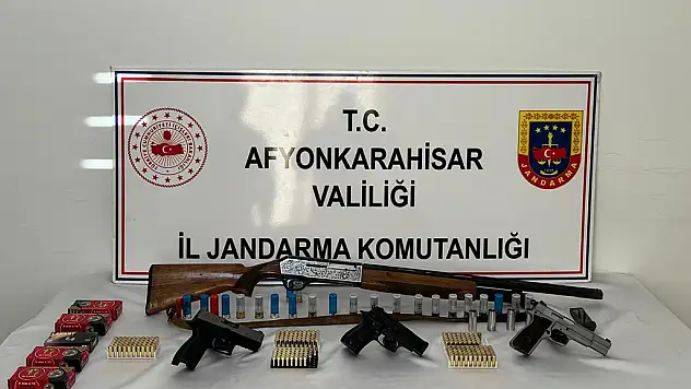 Afyonkarahisar'da jandarma 4 eve baskın yaptı