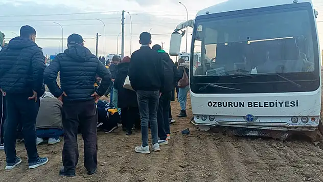 Afyonkarahisar'da öğrenci servis aracı ile kamyonet çarpıştı, 14 kişi yaralandı