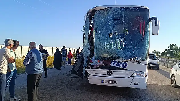 Afyonkarahisar'da yolcu otobüsü tıra çarptı: 9 yaralı