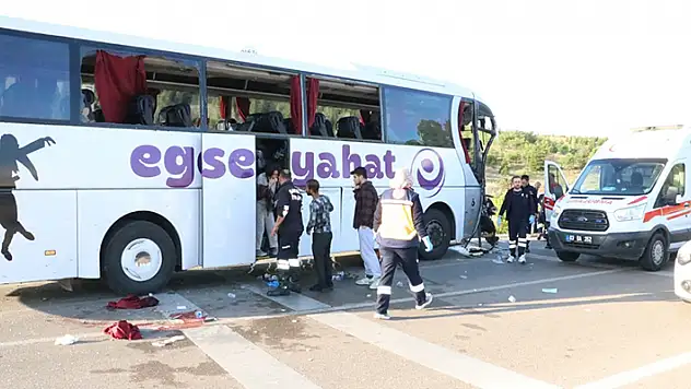 Afyonkarahisar'da yolcu otobüsüyle kamyonet çarpıştı: 17 yaralı
