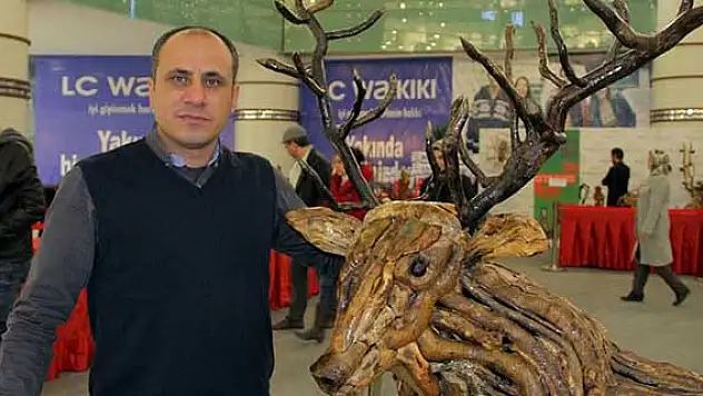 Ağaç köklerinden yaptığı figürleri sergiledi