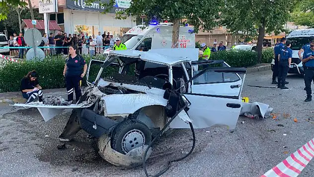Ağaca çarpan Tofaş hurdaya döndü: 1 ölü, 4 yaralı