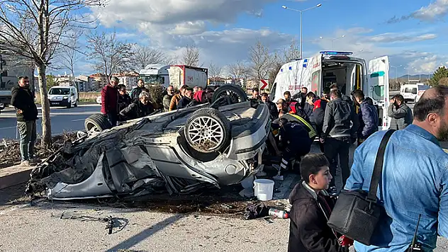 Ağaca çarpıp devrilen otomobil sürücüsü hayatını kaybetti
