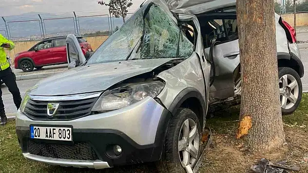 Ağaca çarpıp ikiye bölünen otomobildeki kadın hayatını kaybetti