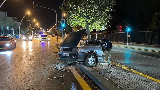 Ağaca çarpıp ikiye bölünen otomobilin yarısı karşı şeride geçti: 2 yaralı
