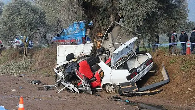Ağaca çarptı, bu hale geldi! 5 genç işe gidiyordu