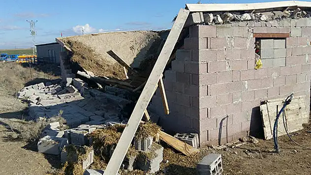 Ağıl tavanı üzerine çöken kişi öldü