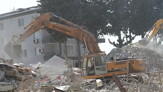 Ağır hasarlı binaların yıkımının sürdüğü Hatay'da 1 milyon metreküpe yakın enkaz taşındı

