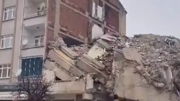 Ağır hasarlı binanın yıkımında hasarsız bina zarar gördü
