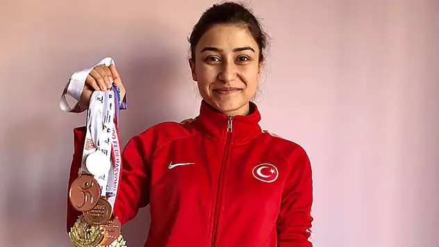 Ağlaya ağlaya başardı