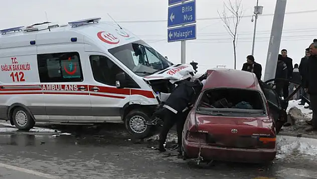 Ağrı'da ambulansla otomobil çarpıştı: 5 yaralı