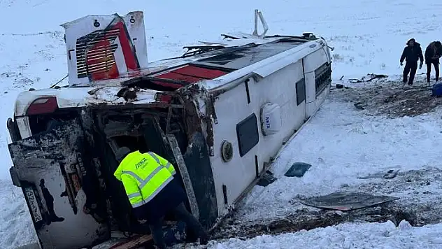 Ağrı'da buzlanan yolda devrilen otobüste 11 kişi yaralandı
