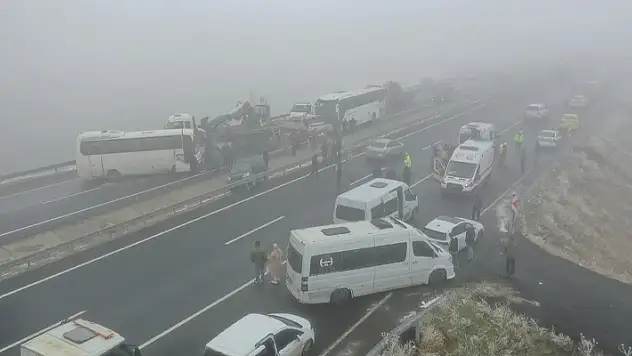 Ağrı'da can pazarı! Zincirleme trafik kazasında 19 kişi yaralandı
