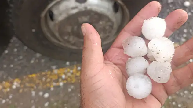 Ağrı'da ceviz büyüklüğünde dolu yağdı
