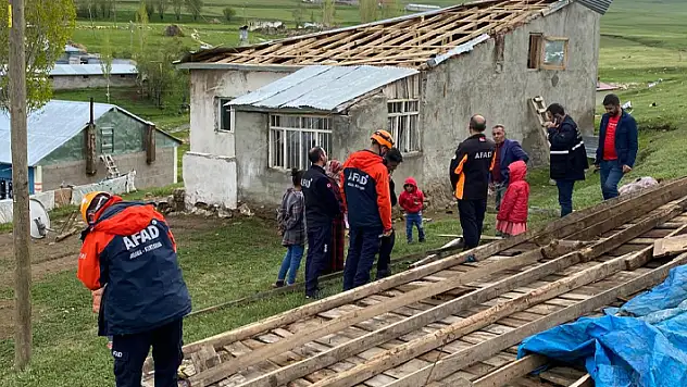 Ağrı'da fırtına: 5 evin çatısı zarar gördü
