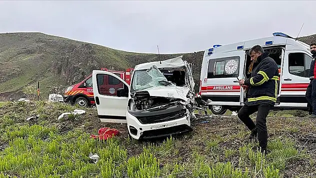 Ağrı'da hafif ticari araç ile minibüs çarpıştı, 2 kişi öldü, 5 kişi yaralandı
