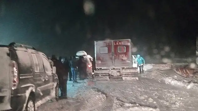 Ağrı'da iş makinesi uçuruma yuvarlandı: 2 ölü, 2 kayıp