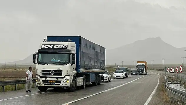 Ağrı'da meydana gelen sel nedeniyle Türkiye-İran kara yolu ulaşıma kapandı
