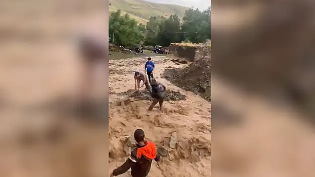 Ağrı'da meydana gelen sel tarım arazilerine zarar verdi
