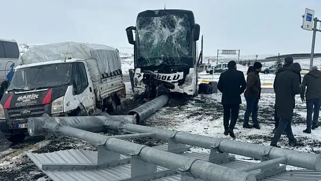 Ağrı'da yolcu otobüsü ile kamyonet çarpıştı: 11 yaralı
