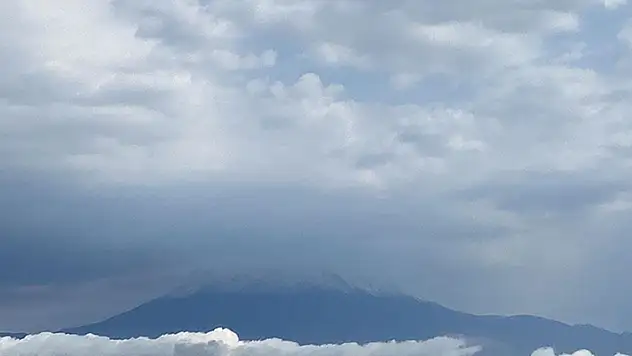 Ağrı Dağı'na kar yağdı
