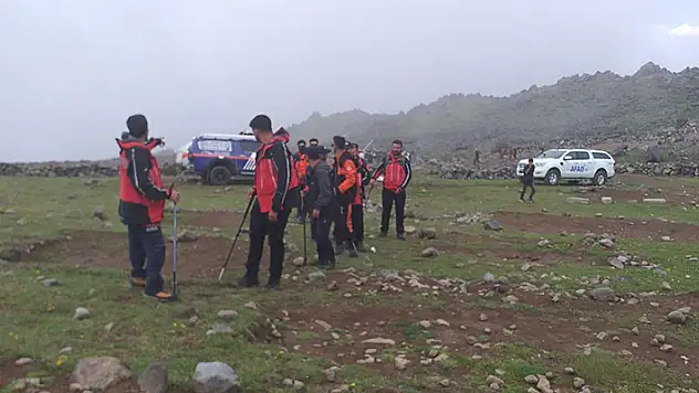 Ağrı Dağı'nda kaybolan 1'i kadın 2 dağcı aranıyor
