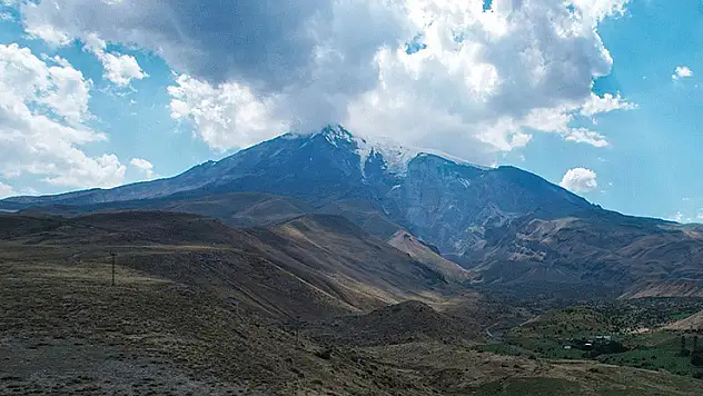 Ağrı Dağı'nın zirvesindeki takke buzulunda erime sürüyor