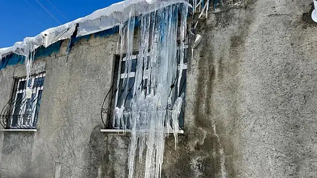 Ağrı'da dev buz sarkıtları oluştu
