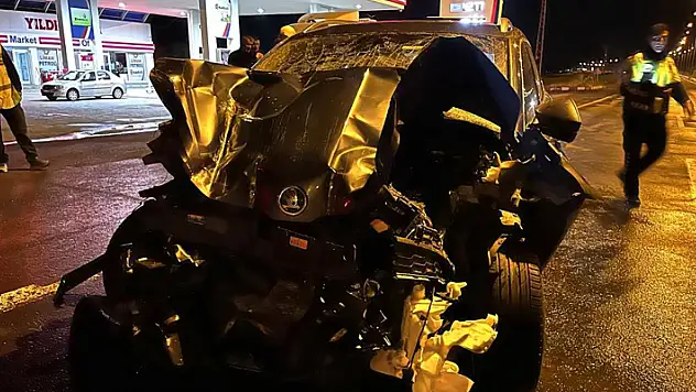 Ağrı'da otomobil ile traktör çarpıştı: 7 yaralı
