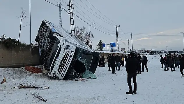 Ağrı'da yolcu otobüsünün devrilmesi sonucu 16 kişi yaralandı
