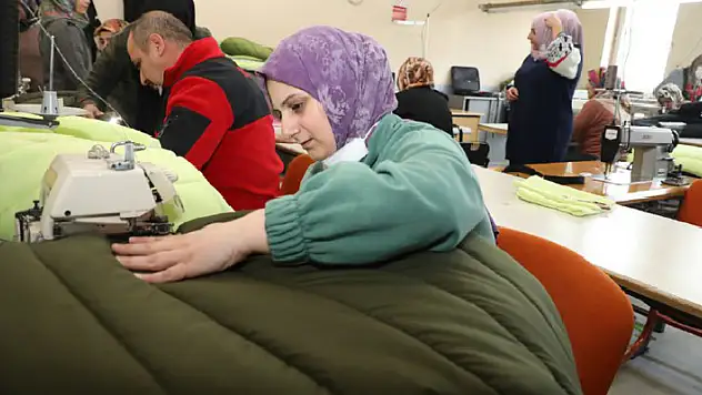 Ağrılı kadınlar depremzedeler için uyku tulumu mesaisinde
