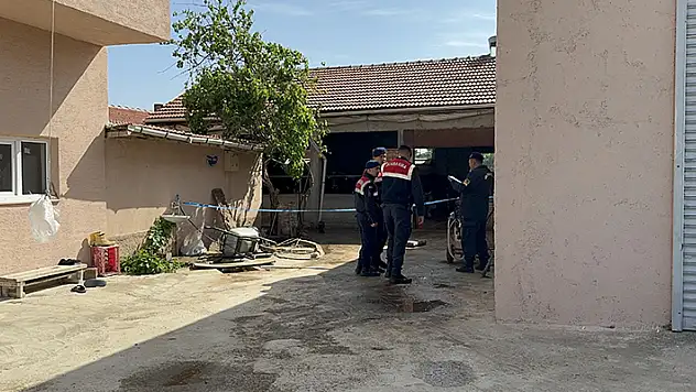 Ahırdaki hayvanların bakımını yapmadığını iddia ettiği oğlunu bıçaklayarak öldürdü
