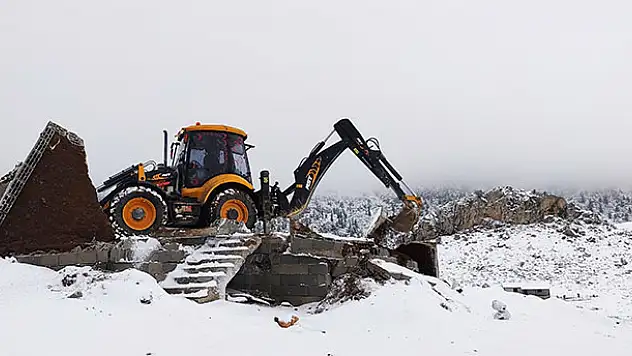 Ahırlı Belediyesi yayladaki kaçak yapılara geçit vermiyor