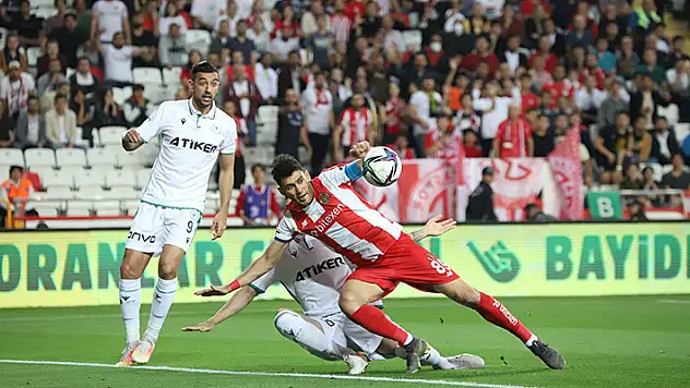 Ahmed Hassan saç-baş yoldurttu!
