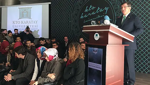 Ahmet Davutoğlu öğrencilerle buluştu