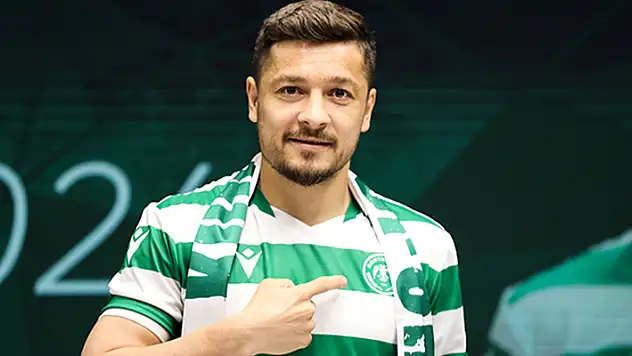 Ahmet Oğuz resmen Konyaspor'da! İmzayı attı