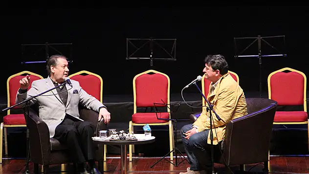 Ahmet Özhan Mesnevi Sohbeti'ne katıldı
